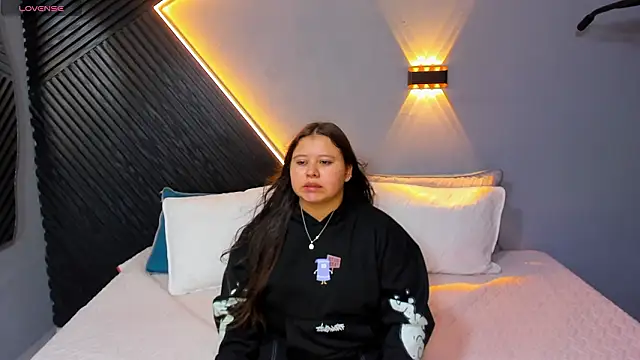 Laia and Aloby online show from March 2026 10:11:01 PM