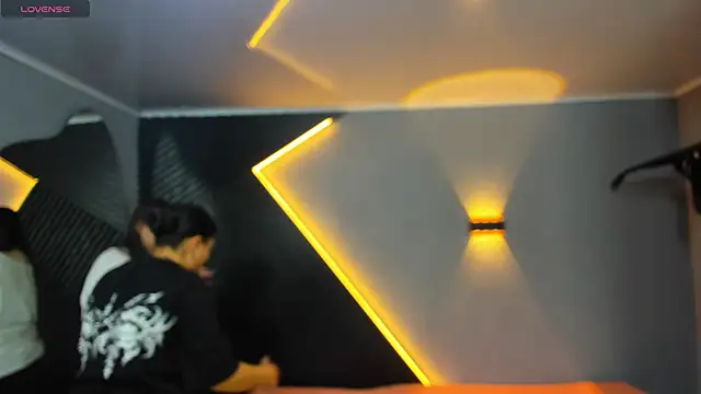 Laia and Aloby online show from April 2026 10:23:02 PM