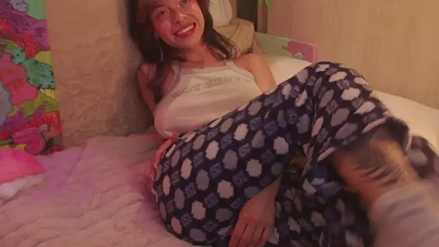 Snapshot of Kitty_arts chatting on January 2025 03:17:01 AM Kitty arts online show from January 2025 03:17:01 AM