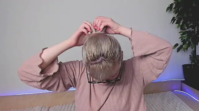 EdythElswick online show from April 2026 01:41:01 PM