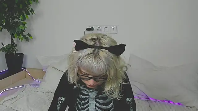 EdythElswick online show from April 2026 04:14:01 AM