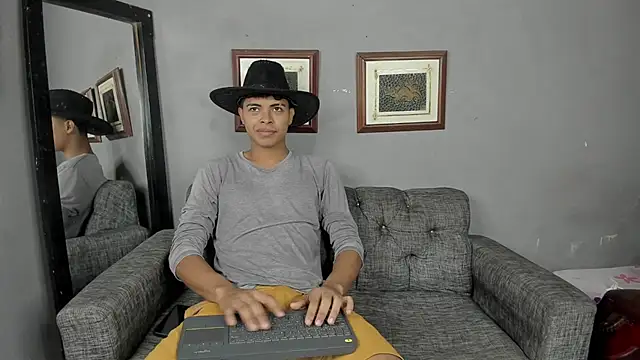 Snapshot of dafnezahiraa_ chatting on December 2024 08:33:02 PM dafnezahiraa online show from December 2024 08:33:02 PM