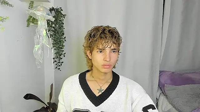 Snapshot of santy-kitty chatting on October 2025 02:12:02 AM santy-kitty online show from October 2025 02:12:02 AM