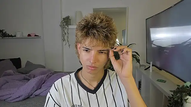 Snapshot of santy-kitty chatting on October 2025 01:17:01 AM santy-kitty online show from October 2025 01:17:01 AM