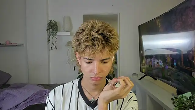 Snapshot of santy-kitty chatting on November 2025 01:31:02 AM santy-kitty online show from November 2025 01:31:02 AM