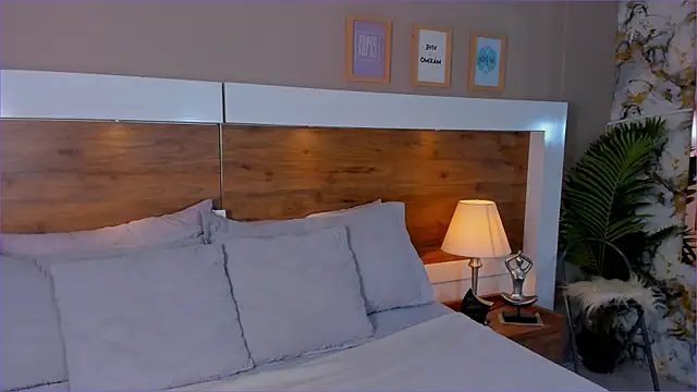 EmaBakker online show from November 2025 12:21:01 PM