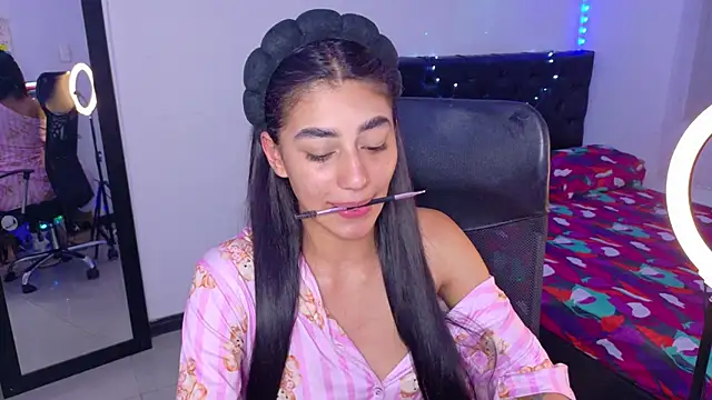 Snapshot of JulietaCheerr chatting on December 2025 01:10:01 AM JulietaCheerr online show from December 2025 01:10:01 AM