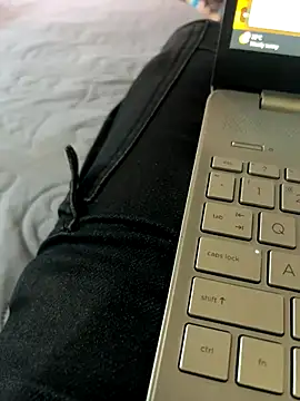 Snapshot of R32RLINE chatting on September 2025 08:58:01 AM R32RLINE online show from September 2025 08:58:01 AM