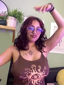 Liittleluaa  online show from March 2025 12:01:01 PM