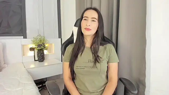 SaraGomez1 online show from October 2025 02:18:01 PM