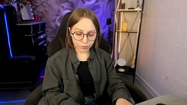 Snapshot of AphexQueen chatting on February 2025 09:07:02 AM AphexQueen online show from February 2025 09:07:02 AM