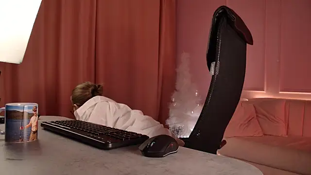 Snapshot of AphexQueen chatting on December 2025 10:17:02 AM AphexQueen online show from December 2025 10:17:02 AM