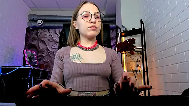 Snapshot of AphexQueen chatting on March 2025 09:12:01 AM AphexQueen online show from March 2025 09:12:01 AM