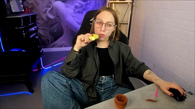 Snapshot of AphexQueen chatting on February 2025 12:12:01 PM AphexQueen online show from February 2025 12:12:01 PM