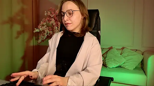 Snapshot of AphexQueen chatting on September 2025 09:16:02 AM AphexQueen online show from September 2025 09:16:02 AM