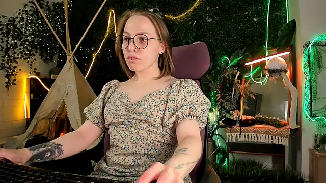 Snapshot of AphexQueen chatting on September 2025 10:44:02 AM AphexQueen online show from September 2025 10:44:02 AM