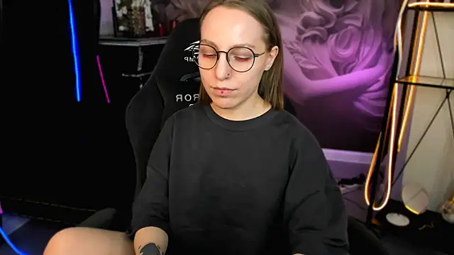 Snapshot of AphexQueen chatting on February 2025 04:09:02 PM AphexQueen online show from February 2025 04:09:02 PM