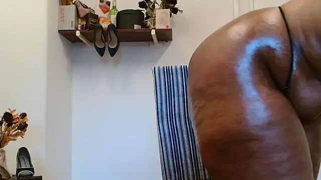Snapshot of xTALLSEXYBUMx chatting on October 2025 04:33:01 AM xTALLSEXYBUMx online show from October 2025 04:33:01 AM