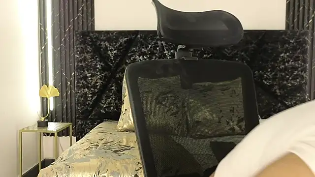 Emy leon online show from November 2025 07:58:01 PM