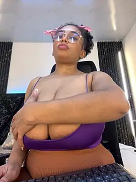 Emy leon online show from November 2025 07:02:02 PM