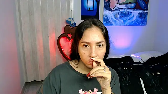 Snapshot of naihroby chatting on April 2026 05:15:01 AM naihroby online show from April 2026 05:15:01 AM