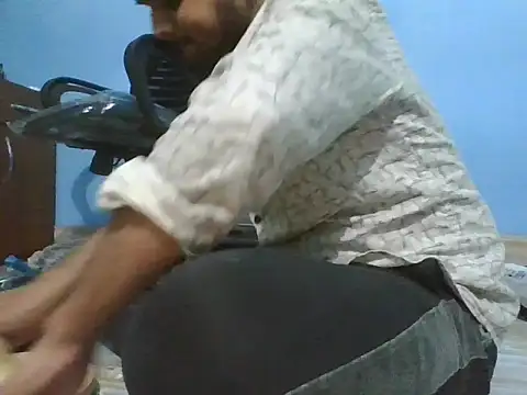 Ishan003 online show from November 2025 04:45:02 PM