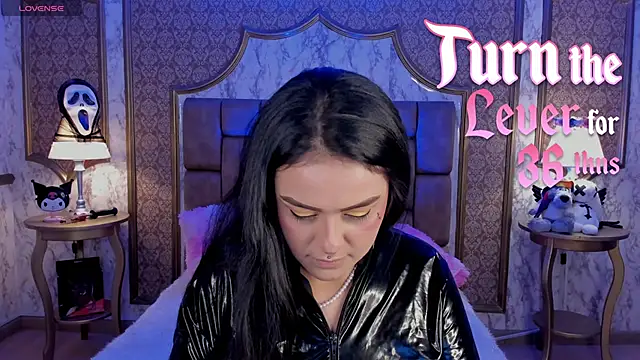 SoffiQueen online show from October 2025 06:38:02 PM