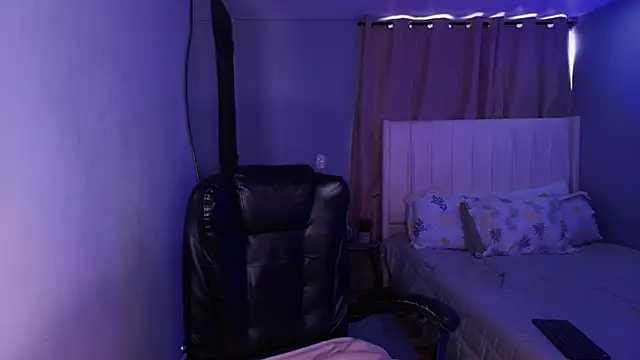 Shenoa1 online show from November 2025 01:11:01 PM