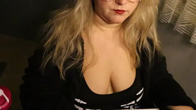 Snapshot of queenpeachi chatting on December 2024 06:26:02 AM queenpeachi online show from December 2024 06:26:02 AM