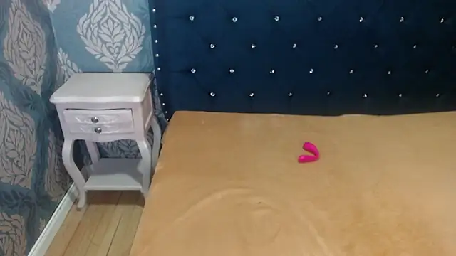 Sofiacowperx online show from November 2025 04:55:02 PM