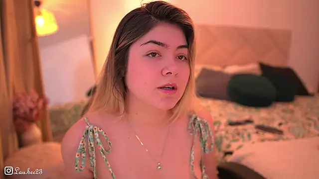 Snapshot of Lau_Bee chatting on November 2025 11:15:02 AM Lau Bee online show from November 2025 11:15:02 AM