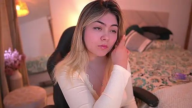 Snapshot of Lau_Bee chatting on November 2025 04:45:01 PM Lau Bee online show from November 2025 04:45:01 PM