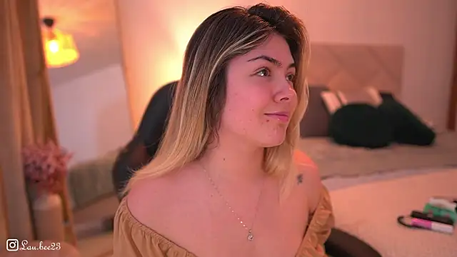 Snapshot of Lau_Bee chatting on November 2025 05:39:02 PM Lau Bee online show from November 2025 05:39:02 PM