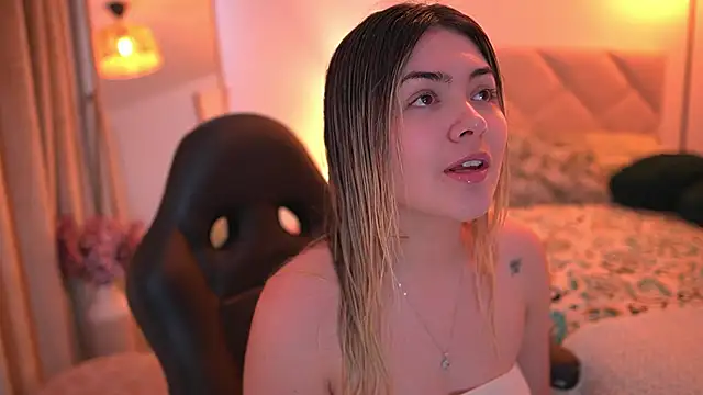 Snapshot of Lau_Bee chatting on November 2025 05:35:02 PM Lau Bee online show from November 2025 05:35:02 PM