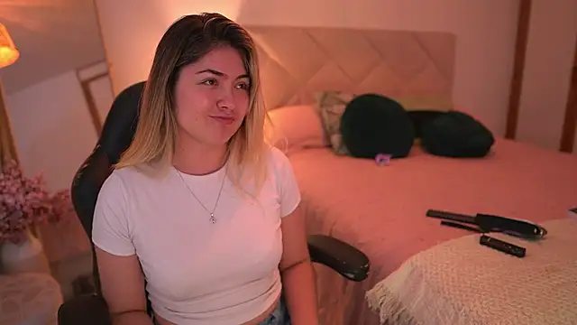 Snapshot of Lau_Bee chatting on November 2025 07:08:01 PM Lau Bee online show from November 2025 07:08:01 PM