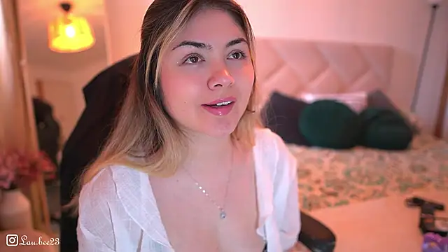 Snapshot of Lau_Bee chatting on December 2025 05:01:01 PM Lau Bee online show from December 2025 05:01:01 PM