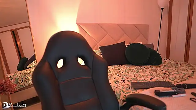 Snapshot of Lau_Bee chatting on December 2025 03:50:01 PM Lau Bee online show from December 2025 03:50:01 PM