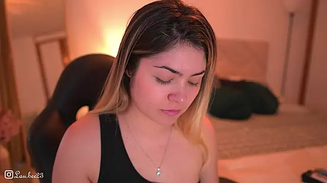 Snapshot of Lau_Bee chatting on November 2025 03:35:02 PM Lau Bee online show from November 2025 03:35:02 PM