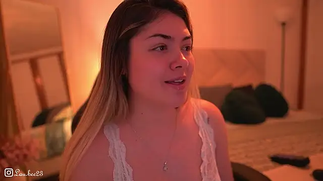 Snapshot of Lau_Bee chatting on December 2025 08:04:02 PM Lau Bee online show from December 2025 08:04:02 PM