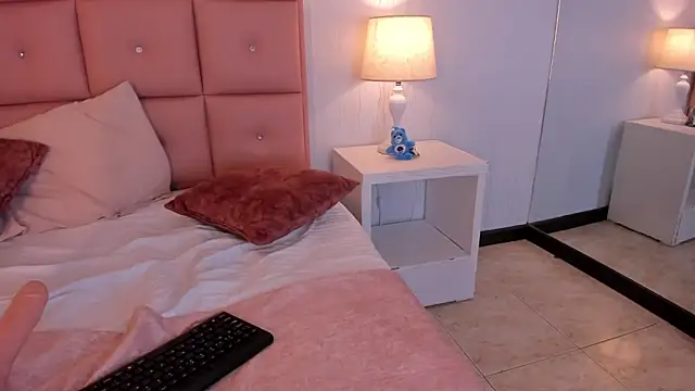 Snapshot of laura_smith33 chatting on March 2025 06:05:02 PM laura smith33 online show from March 2025 06:05:02 PM