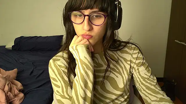 Snapshot of Alice_love29 chatting on January 2025 04:15:01 AM Alice love29 online show from January 2025 04:15:01 AM