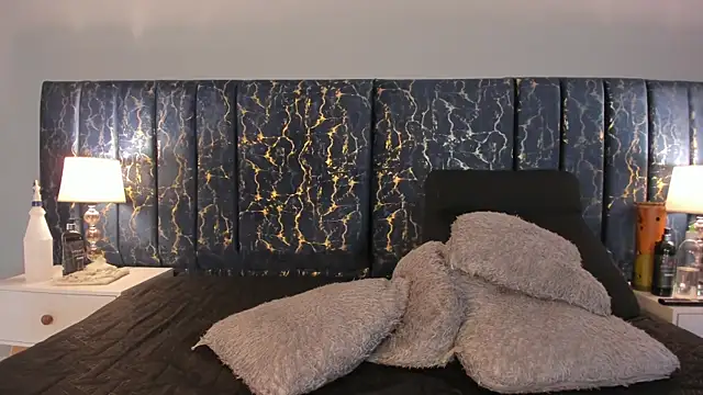 Sophia Lemos online show from November 2025 01:33:02 PM