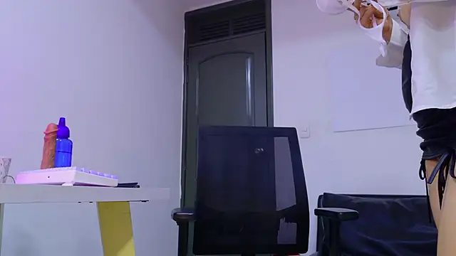 Snapshot of Adel_Nesbiit chatting on February 2025 11:15:01 PM Adel Nesbiit online show from February 2025 11:15:01 PM