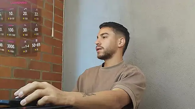 Snapshot of Leandro_valenzuela chatting on April 2026 04:05:01 PM Leandro valenzuela online show from April 2026 04:05:01 PM