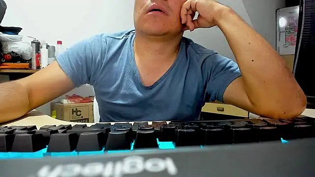 Jhonatan Morales S online show from October 2025 04:43:01 AM