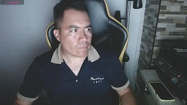 Snapshot of Jhonatan_Morales_S chatting on April 2026 11:33:01 PM Jhonatan Morales S online show from April 2026 11:33:01 PM