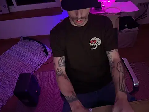 Snapshot of RuffClvb chatting on November 2025 08:15:02 AM RuffClvb online show from November 2025 08:15:02 AM