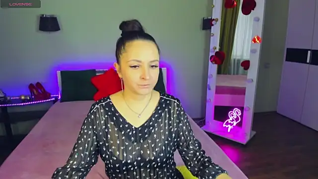 AngellLika online show from October 2025 12:17:02 PM