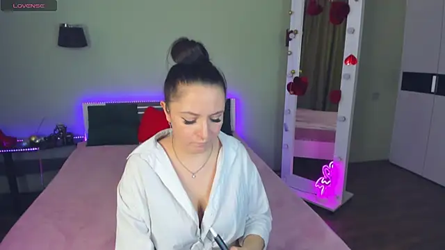 AngellLika online show from September 2025 12:32:02 PM