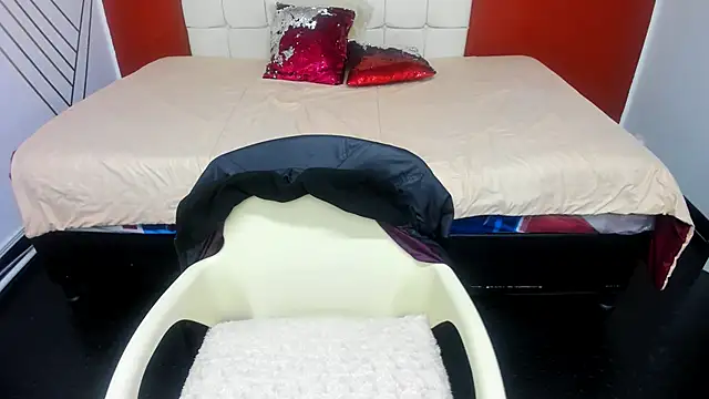 Abrillee1 online show from February 2025 07:41:01 PM